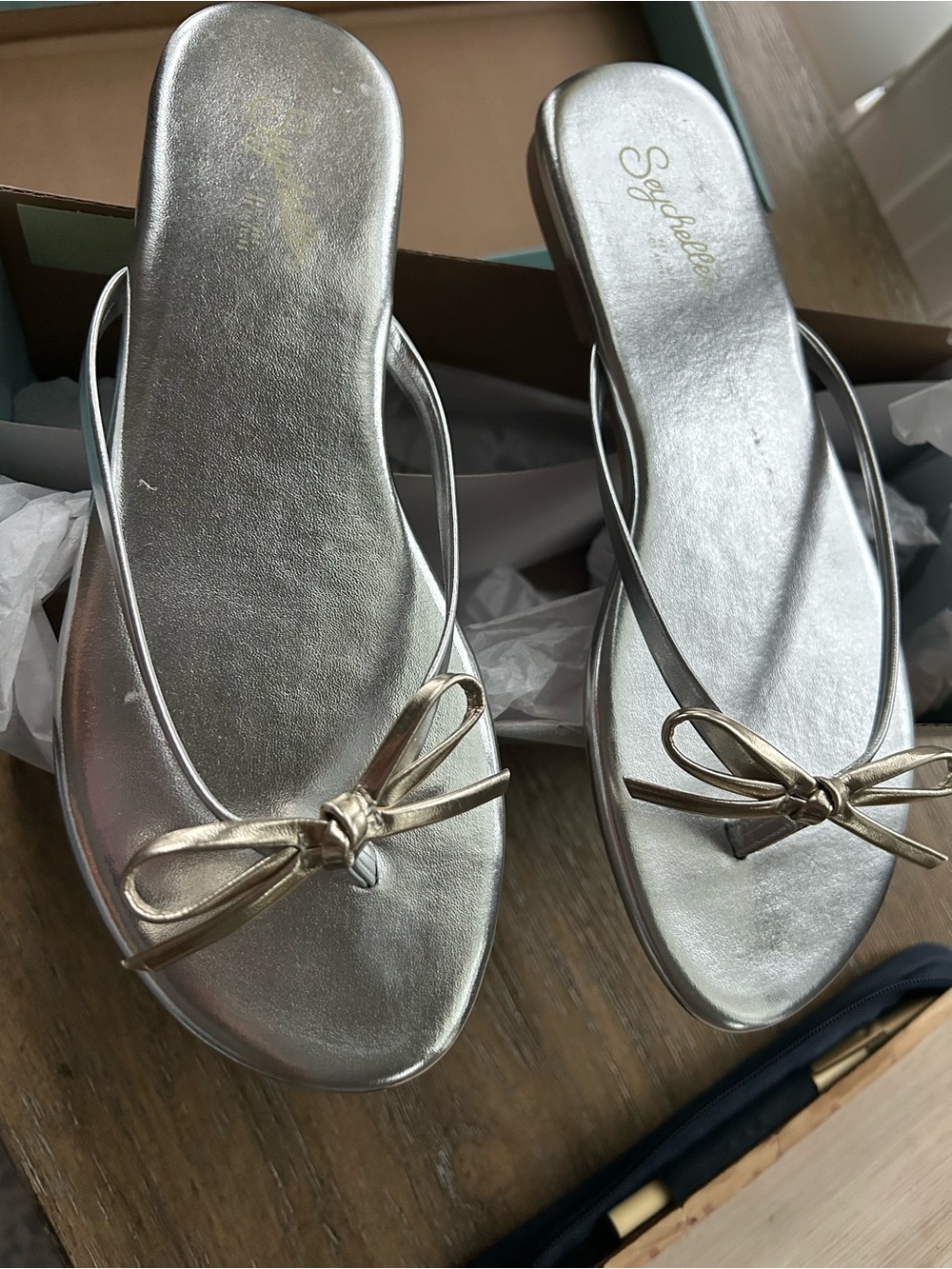 Seychelles Metallic Silver Bow Thong Sandals Brand New w Box no tags!